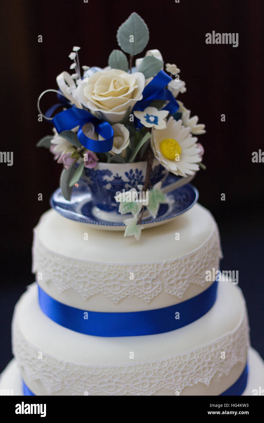 Couche comestibles spectaculaire de fleurs en porcelaine bleu et blanc, assis au sommet de la coupe du gâteau traditionnel Banque D'Images