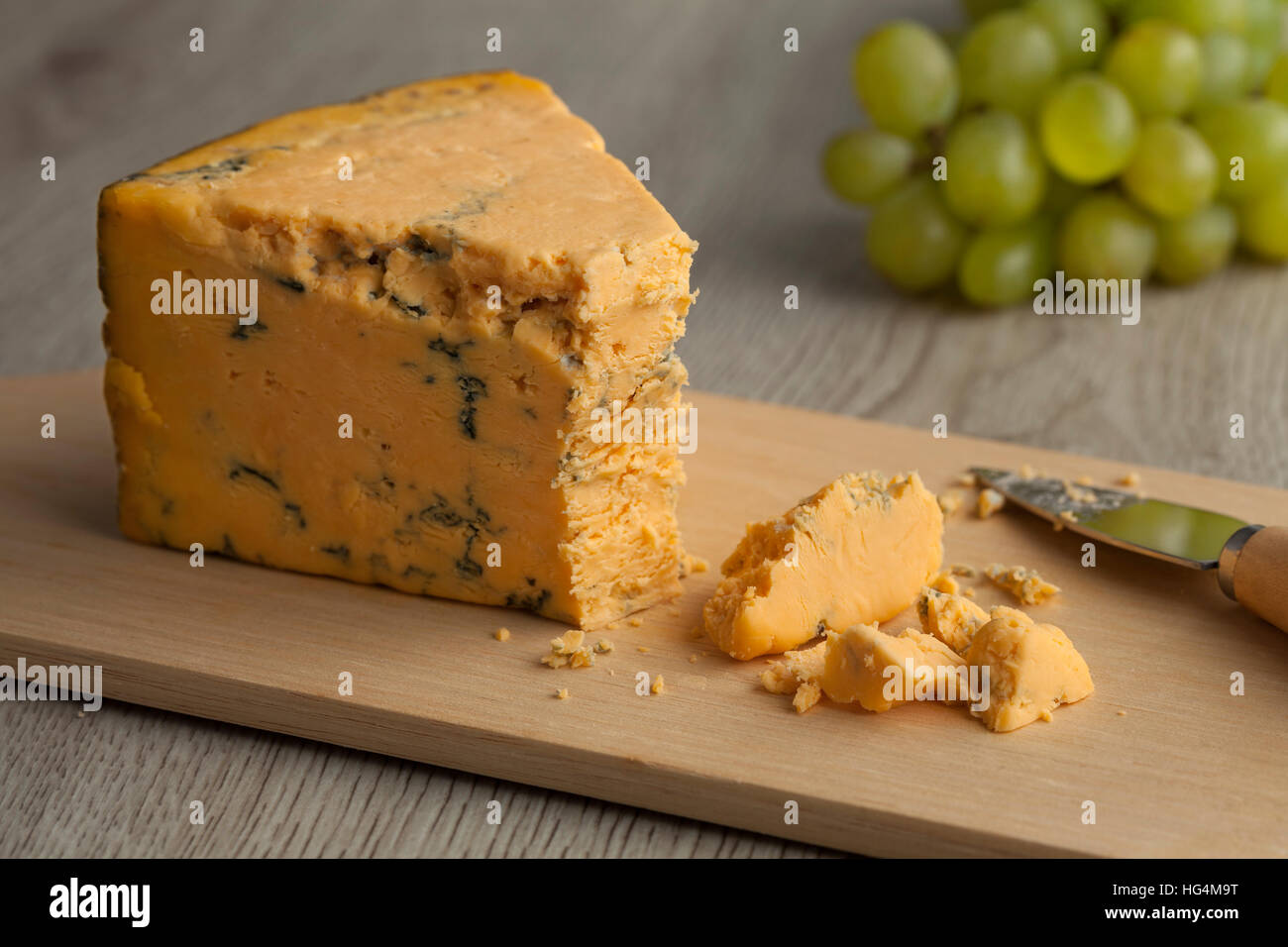 Morceau de fromage bleu Shropshire isolé sur fond blanc Banque D'Images
