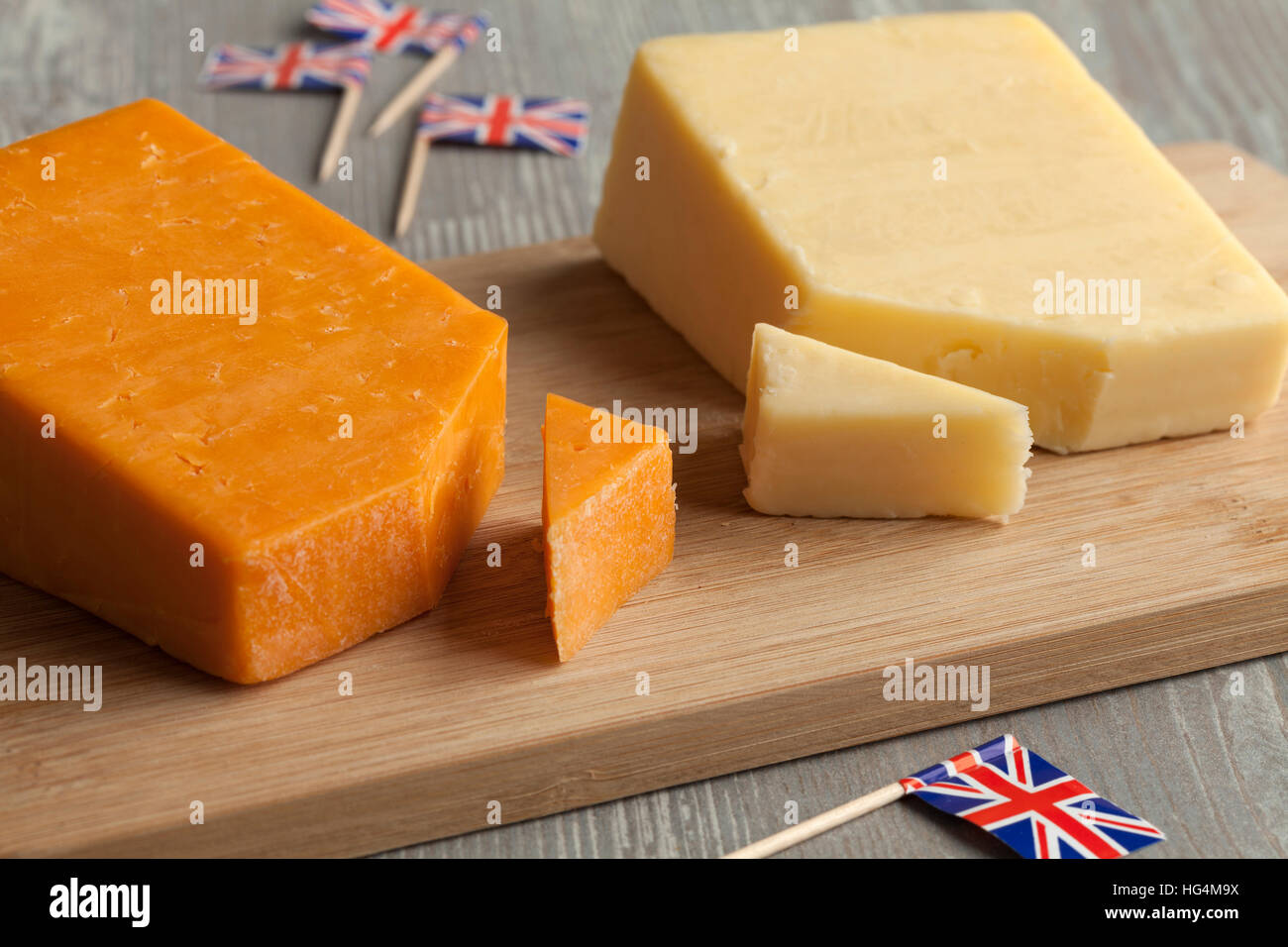 Morceaux de fromage et les drapeaux anglais traditionnel Banque D'Images