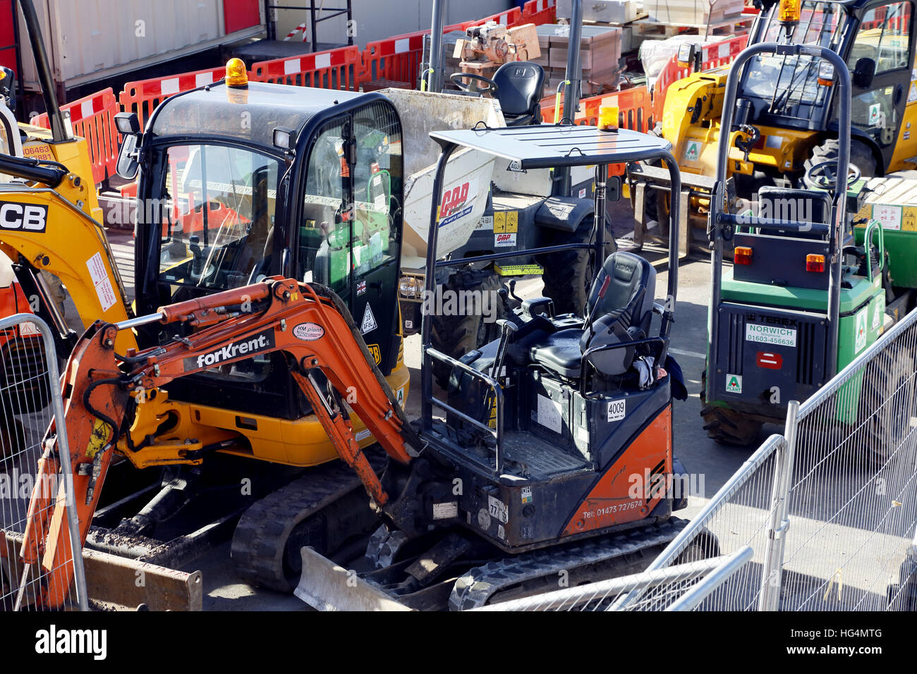 Diggers conservés derrière une clôture de fer dans la soirée. Banque D'Images