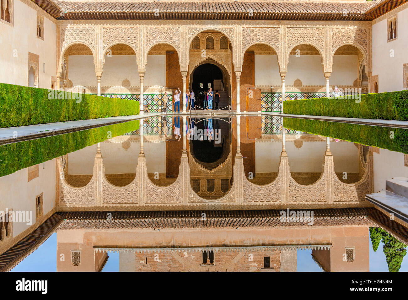 Patio de los Arrayanes, la Cour des Myrtes avec reflet dans l'étang, des palais nasrides de Bonzaïs Alhambra de Grenade, Andalousie, Espagne Banque D'Images