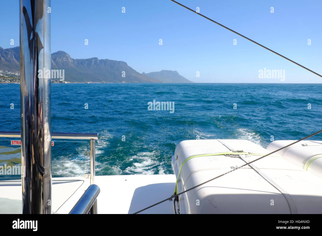 Vue sur l'arrière d'un yacht de luxe car il devient chemin de retour à Cape Town Banque D'Images