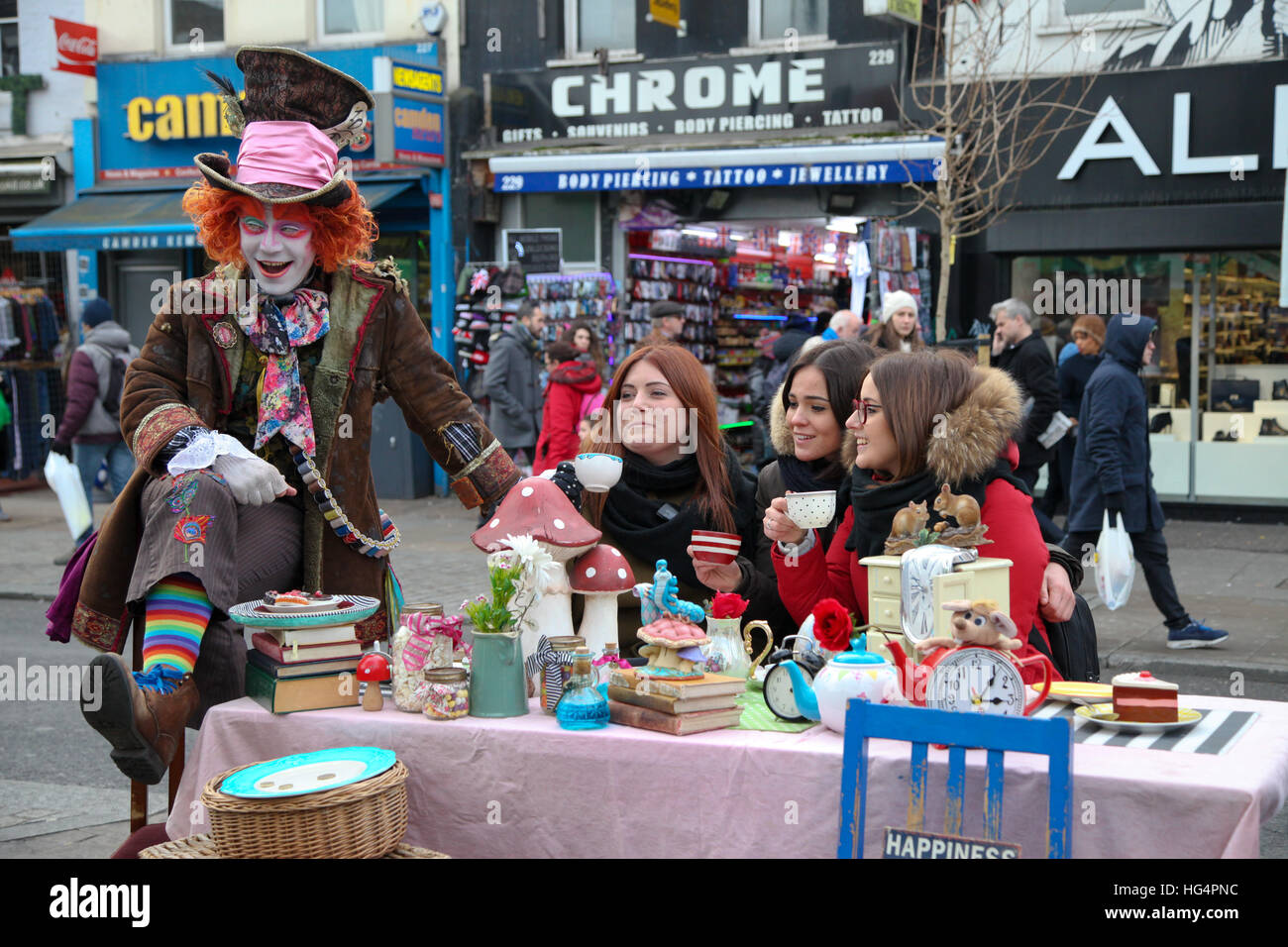 Mad Hatters Tea party busker brésilien à Camden Town posent pour des photos avec les touristes Banque D'Images