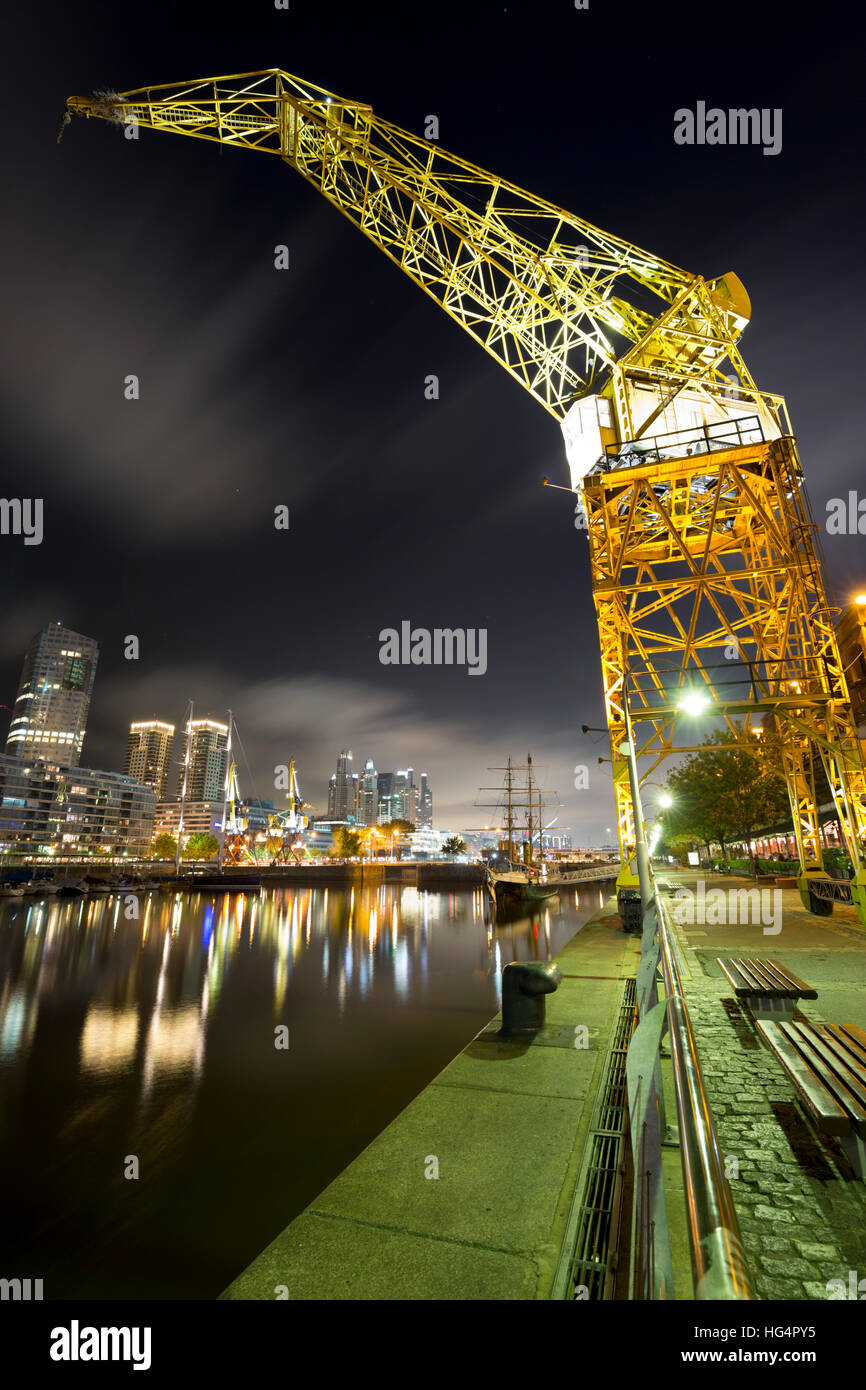 Ancienne grue à Puerto Madero la nuit, San Telmo, Buenos Aires, Argentine, Amérique du Sud Banque D'Images