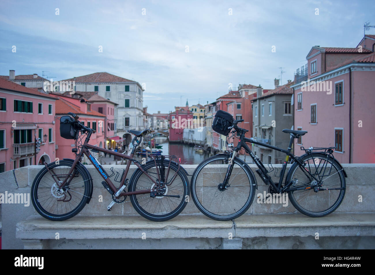 vélos sur le pont Banque D'Images