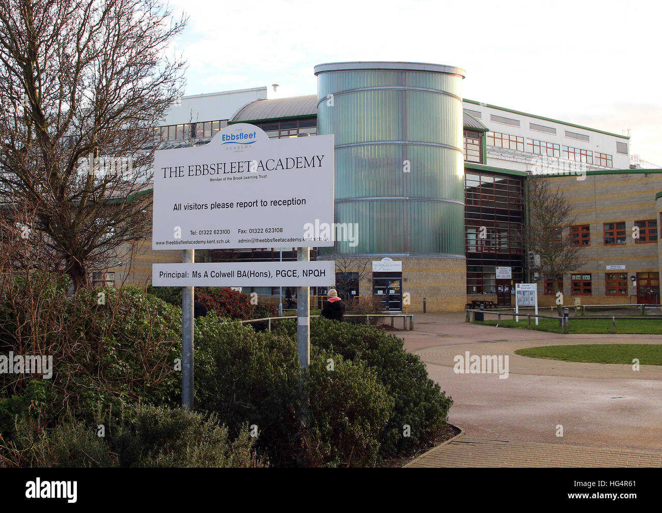 Vue générale de l'Académie d'Ebbsfleet, où un groupe d'étudiants ont été renvoyés chez eux pour ne pas respecter la politique uniforme qui comprend une règle interdisant les jupes que siéger plus de 5cm au-dessus du genou. Banque D'Images