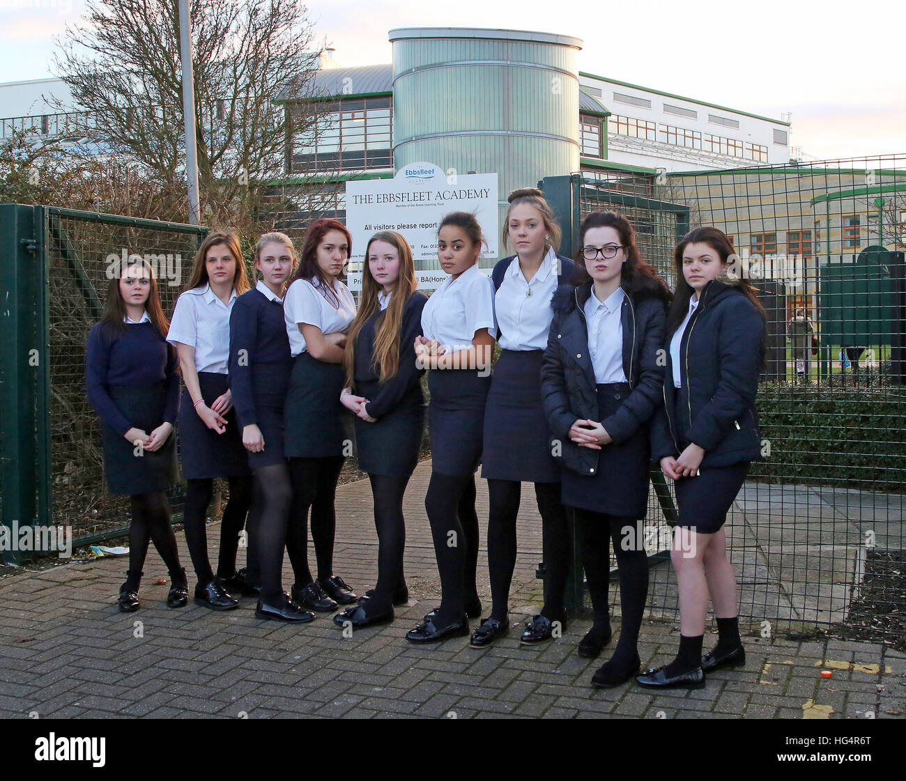Un groupe d'étudiants qui ont été l'Académie d'Ebbsfleet parmi le groupe de filles envoyés à la maison pour ne pas obéir à la politique uniforme, qui comprend une règle interdisant les jupes que siéger plus de 5cm au-dessus du genou. Banque D'Images