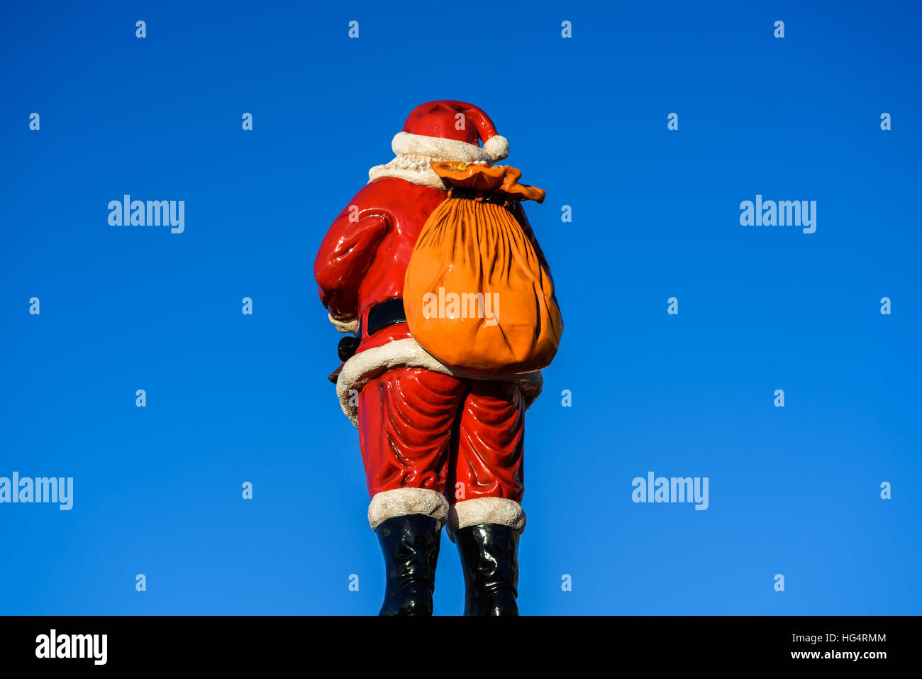 Je statue de santa de derrière montrant son sac. Banque D'Images