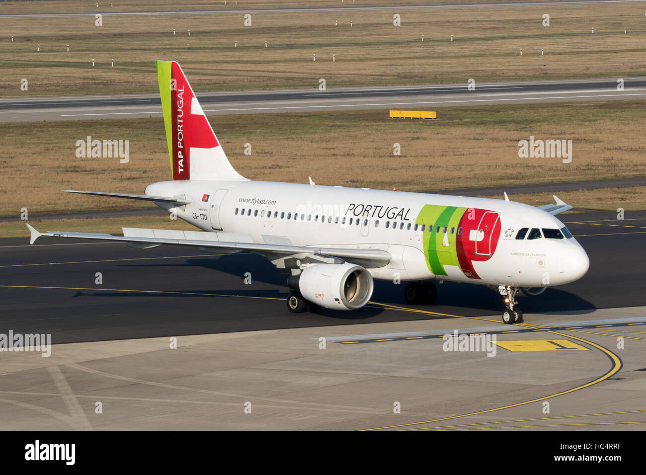 Airbus A319 de la TAP Air Portugal le roulage jusqu'à la porte après l'atterrissage sur l'aéroport de Düsseldorf Banque D'Images