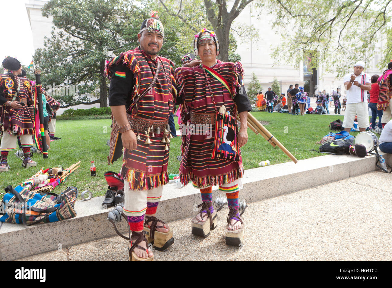 Pujllay Quechuan danseurs du peuple de la Bolivie , en vêtements traditionnels pour préparer Latino Festival - Washington, DC USA Banque D'Images