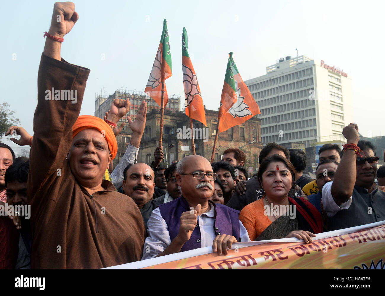 Kolkata, Inde. Jan 04, 2017. Virendra Singh, mât Ramkrishna Pal et Loclet Chatterjee (de gauche à droite) diriger le rassemblement. Bharatiya Janta Party rallié exigeants prix de soutien minimum pour le riz dans l'ouest du Bengale et aussi des protestations contre le hooliganisme et la violence alléguée de l'activiste T.M.C. hier après leur chef Sudip Bandopadhyay a été arrêté par C.B.I. à Kolkata. © Saikat Paul/Pacific Press/Alamy Live News Banque D'Images