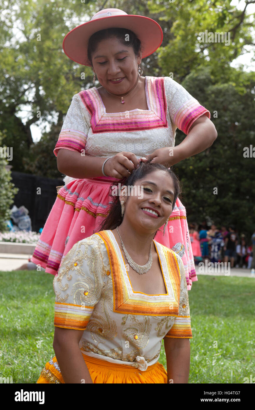 Danseurs traditionnelle péruvienne la préparation de parade au festival latino - Washington, DC USA Banque D'Images