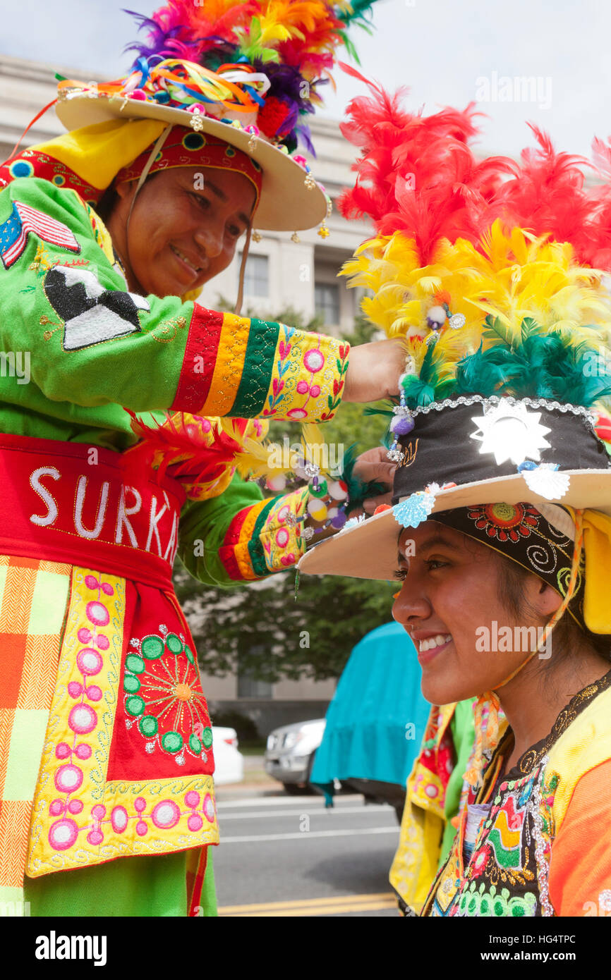 Des danseurs traditionnels Tinku bolivien à Latino Festival - Washington, DC USA Banque D'Images