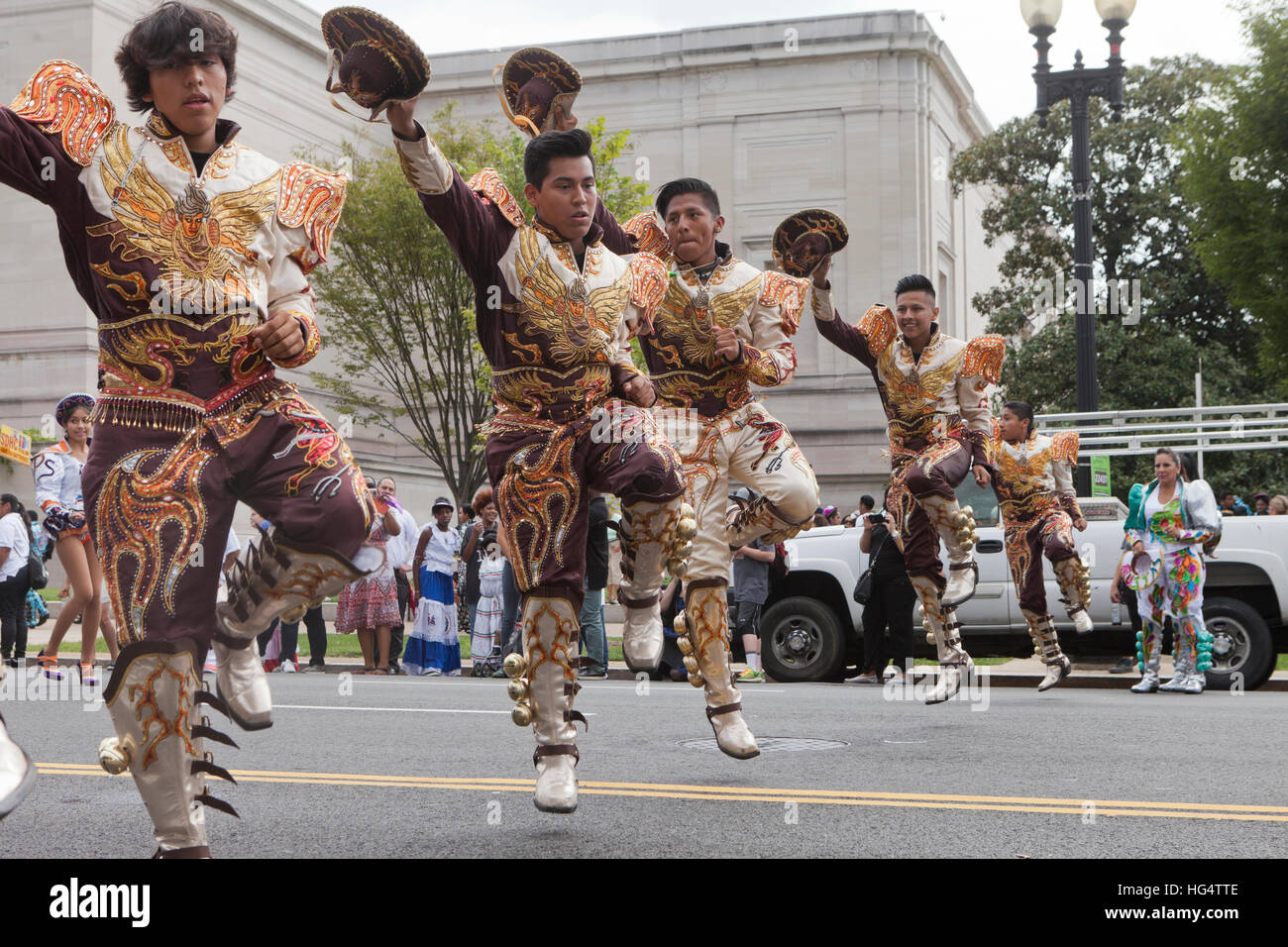 Caporales bolivienne traditionnelle au cours de danse latino festival - Washington, DC USA Banque D'Images