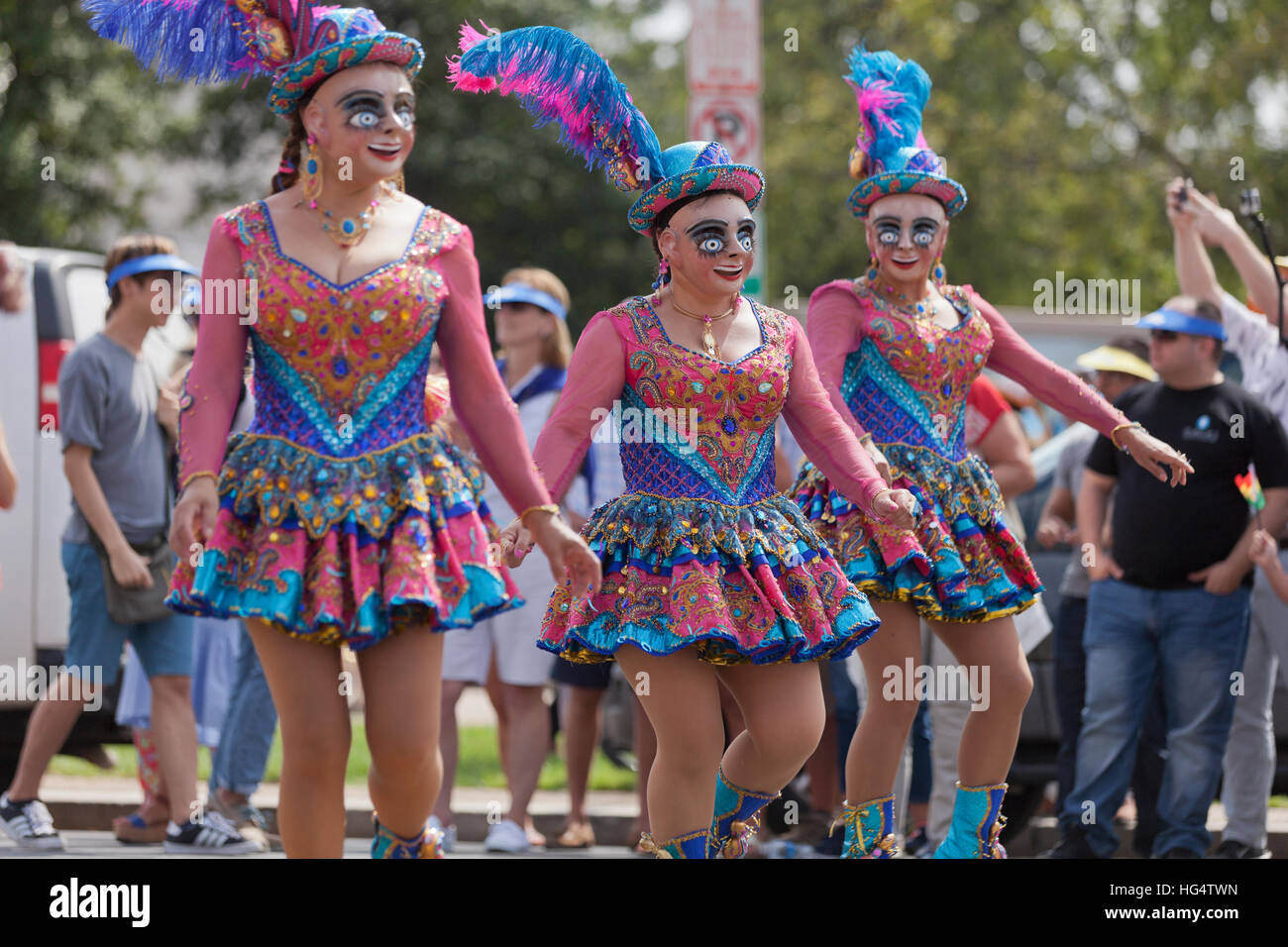 Jeune femme en costume traditionnel danseurs boliviens à Latino Festival - Washington, DC USA Banque D'Images