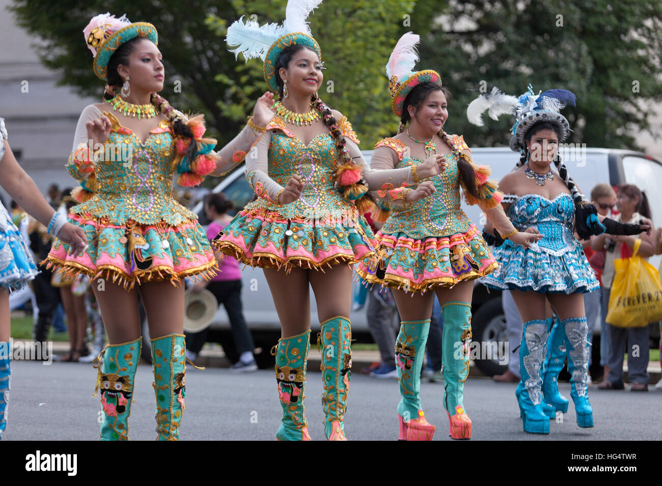 Jeune femme en costume traditionnel danseurs boliviens à Latino Festival - Washington, DC USA Banque D'Images