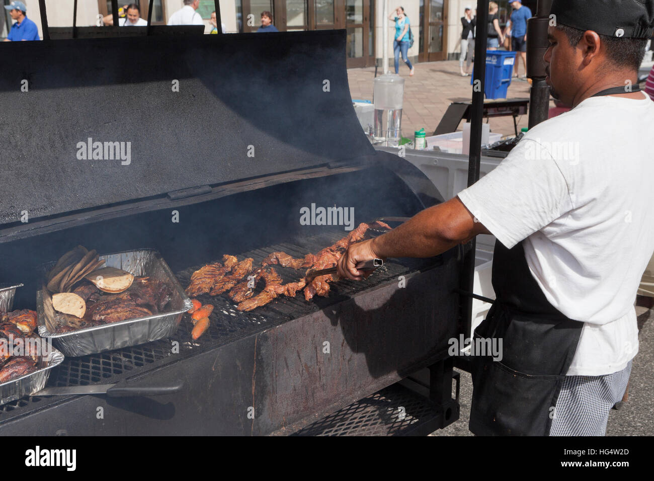 Man grilling barbecue boeuf - USA Banque D'Images