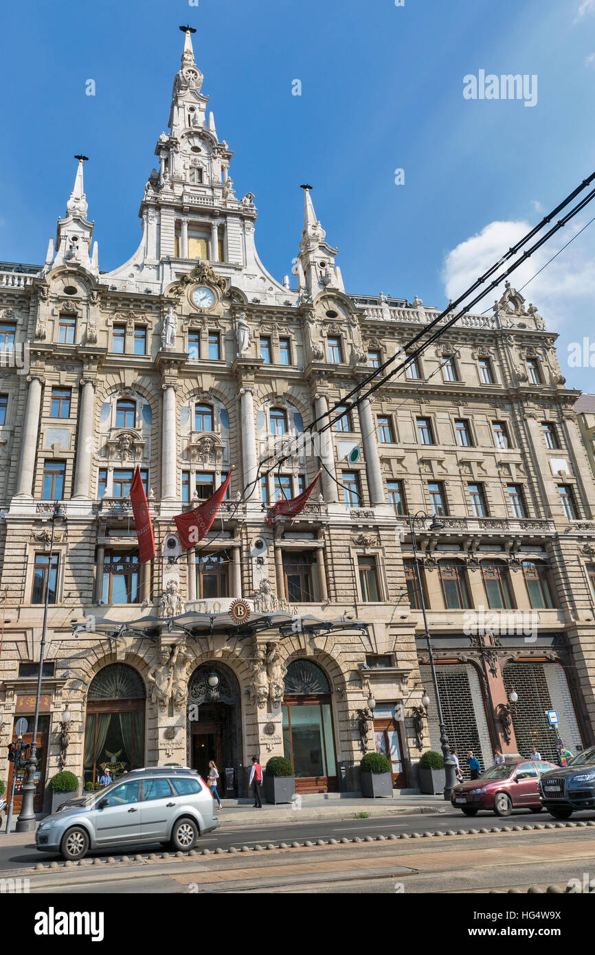 Les personnes non reconnu à pied en face de l'hôtel Boscolo, ex. Boscolo New York Palace Hôtel, la façade de l'immeuble. Banque D'Images