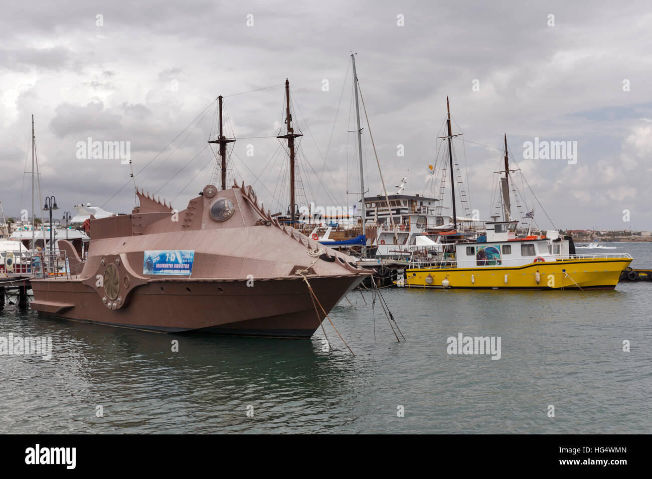 Sous-marin Nautilus voyage touristique simulateur bateau amarré au port de Paphos. Paphos est une station touristique d'été populaire. Banque D'Images