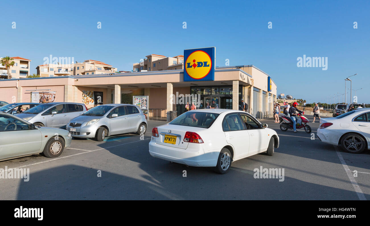 Les personnes non reconnu aller à Lidl supermarché avec parking. Lidl est  l'un chaîne de supermarchés Photo Stock - Alamy