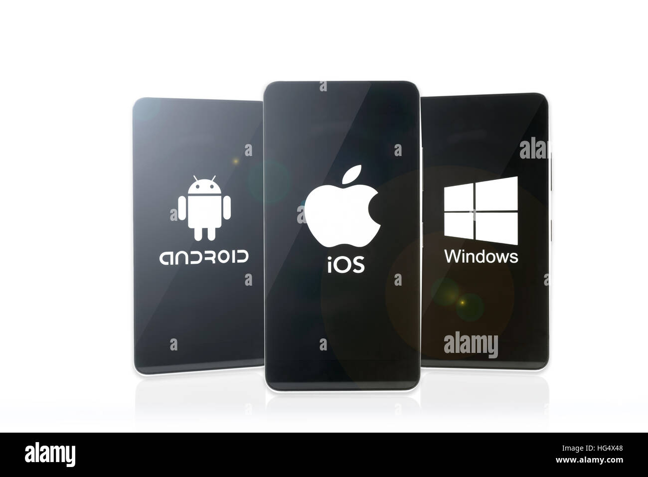 Krynica, Pologne - janvier 02, 2017 - Le concept du concours trois principaux producteurs de systèmes d'exploitation pour appareils mobiles : Google Android, App Banque D'Images