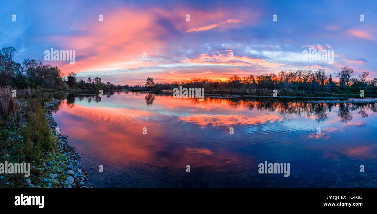 Le lever du soleil, American RIver, Sacramento, Californie Banque D'Images
