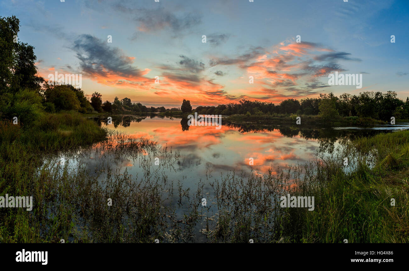 Le lever du soleil, American River, Sacramento, Californie Banque D'Images