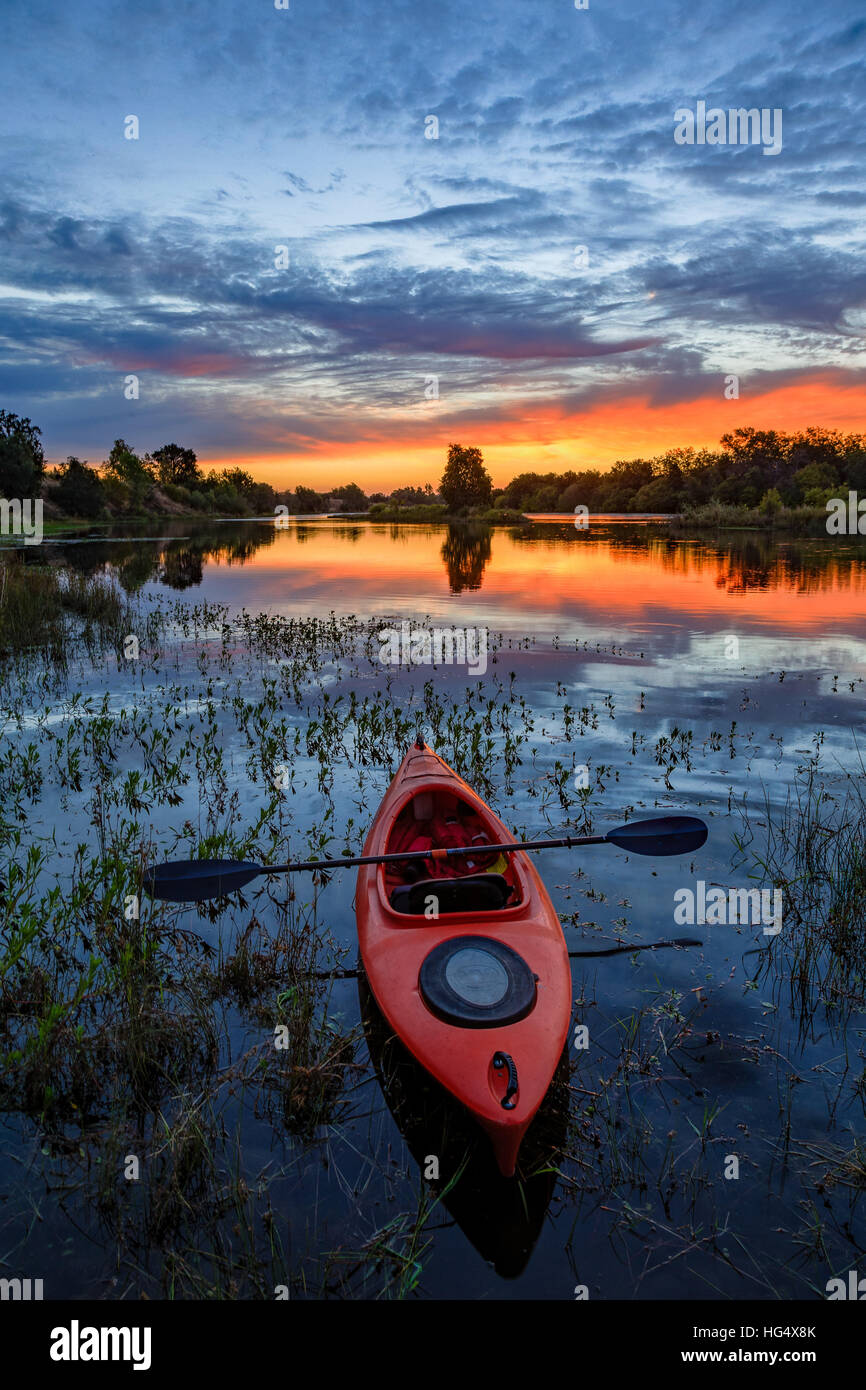 Kayak au lever du soleil, American River, Sacramento, Californie Banque D'Images