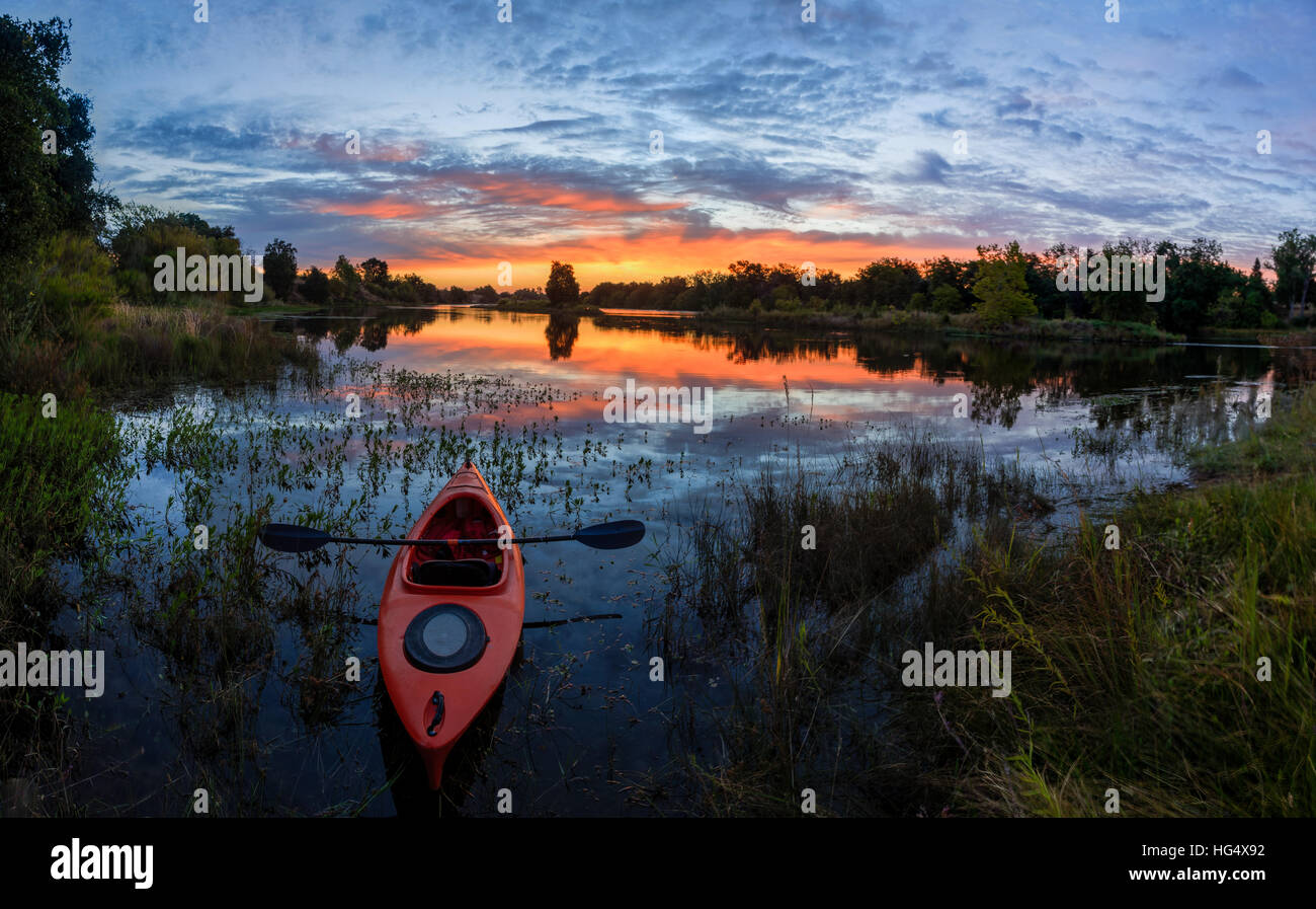 Kayak au lever du soleil, American River, Sacramento, Californie Banque D'Images