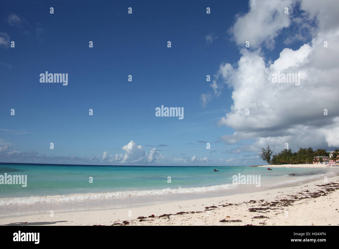 Beau paysage de Dover Beach, la Barbade. Ciel bleu, l'eau turquoise et le sable blanc, Caraïbes. Banque D'Images