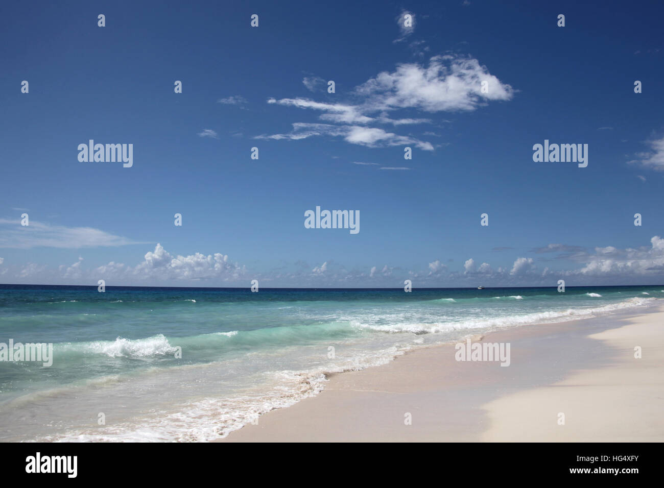 Beau temps N Place plage avec ciel bleu, l'eau turquoise et le sable blanc, Falmouth, Jamaïque, Caraïbes. Banque D'Images
