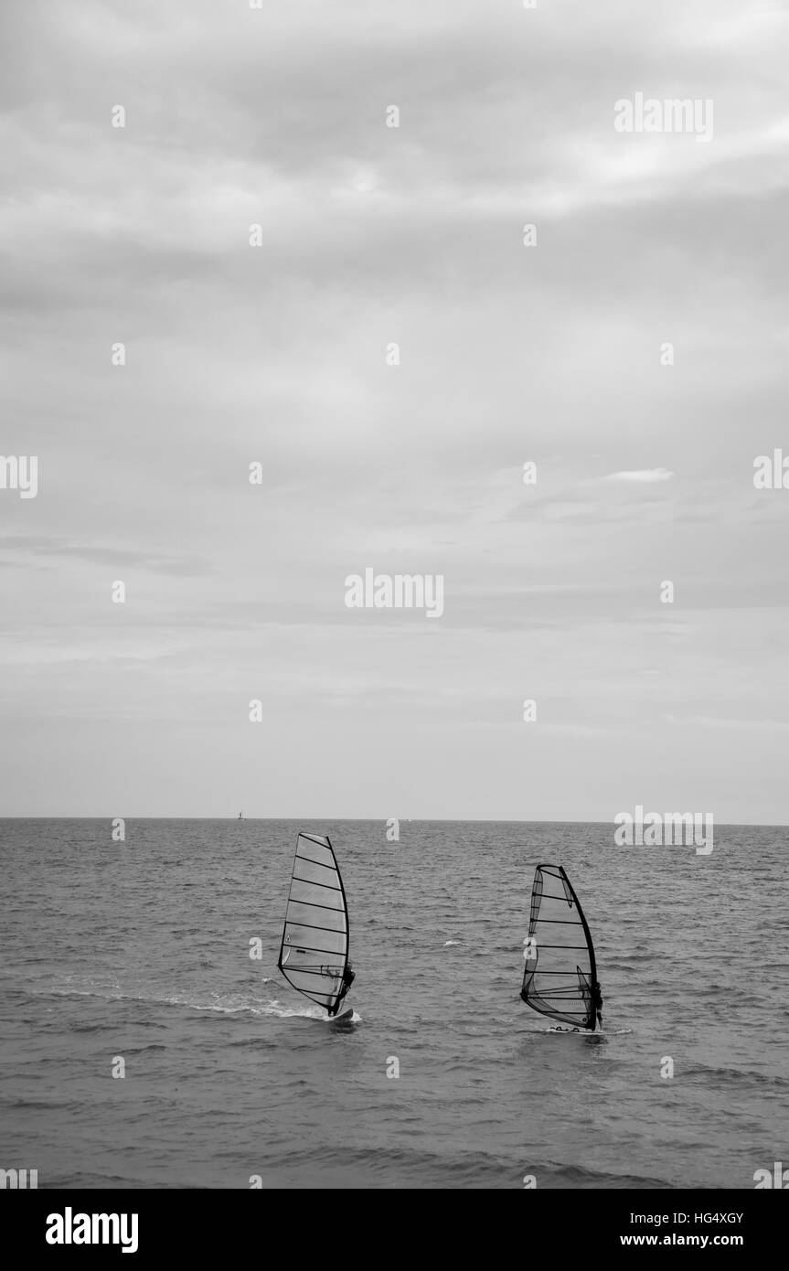 Deux planches à voile ride à la mer Banque D'Images