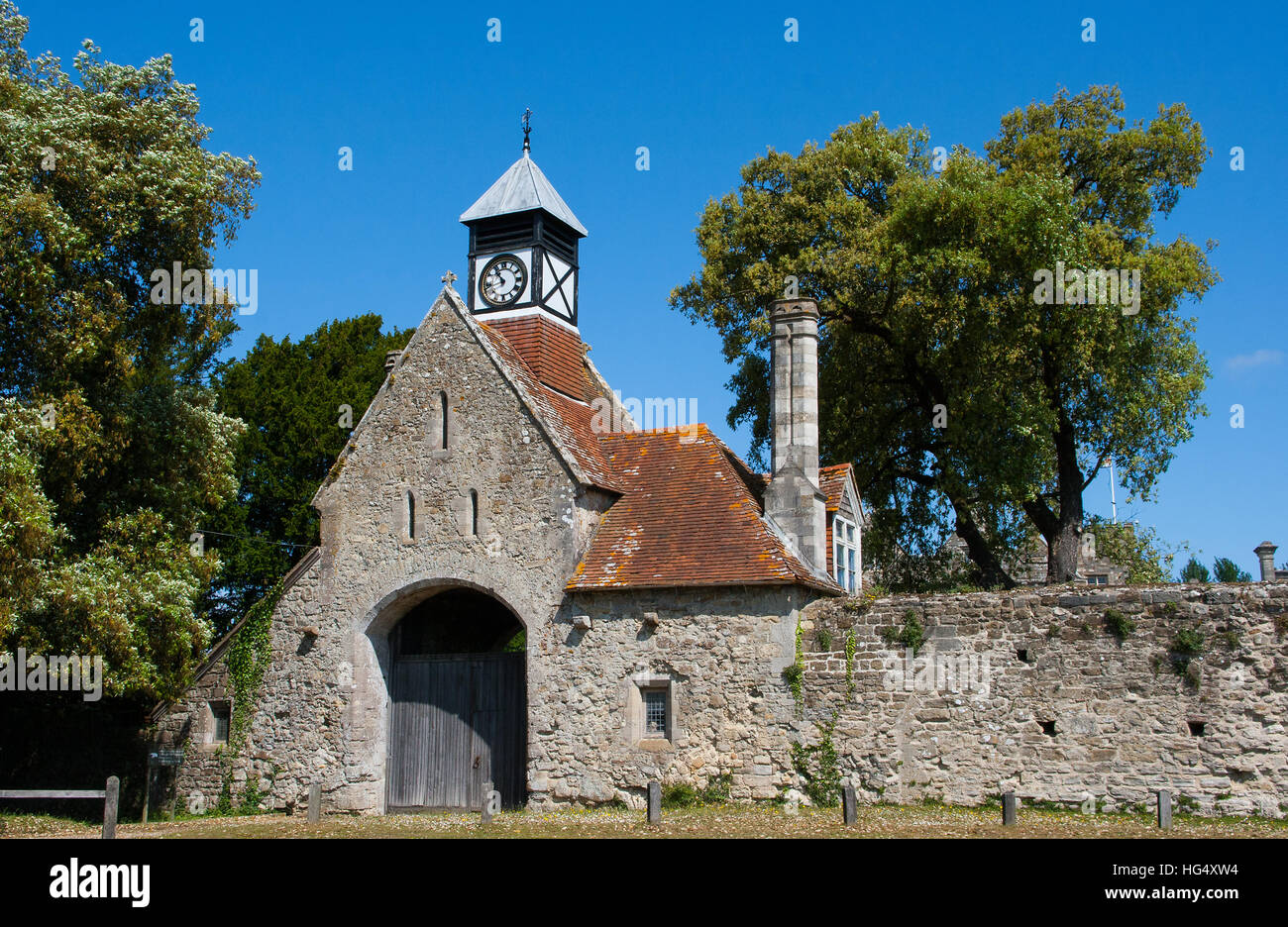 L'ancienne maison de gardien en pierre avec tour de l'horloge de style Tudor de l'Abbaye de Beaulieu dans la New Forest dans le Hampshire en Angleterre Banque D'Images