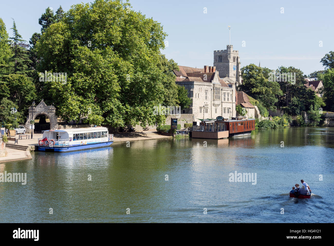 Riverside montrant le Palais de l'archevêque, rivière Medway, Maidstone, Kent, Angleterre, Royaume-Uni Banque D'Images