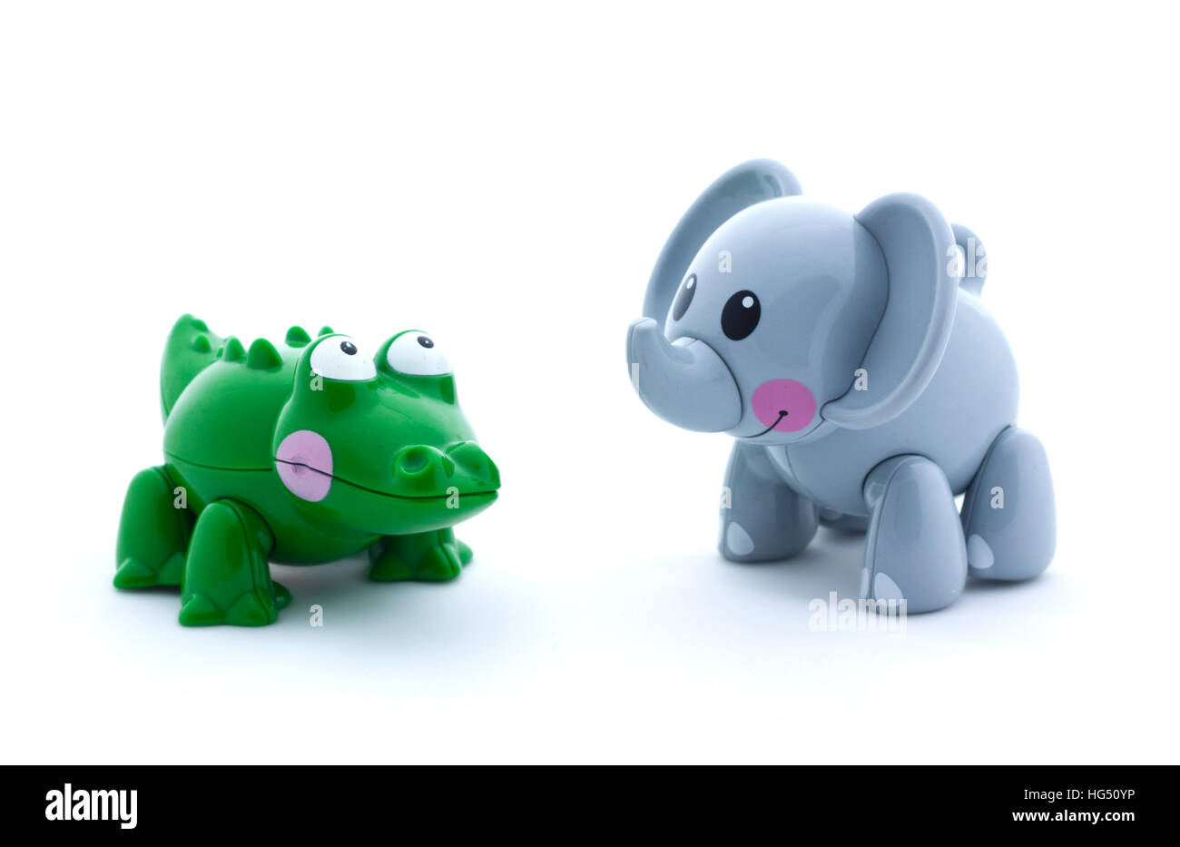 Crocodile jouet et d'éléphants sur fond blanc, isolé Banque D'Images