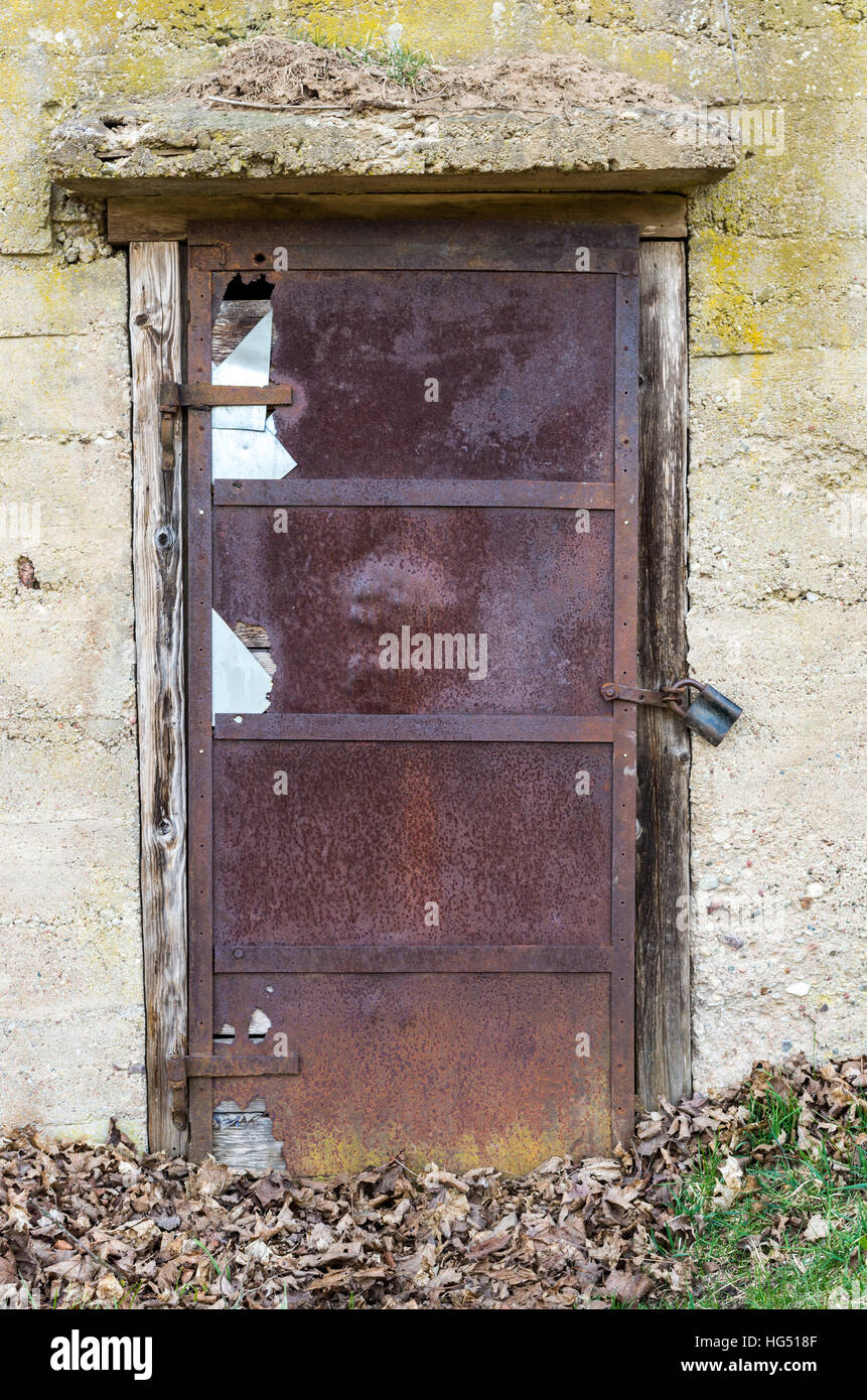 Ancienne porte de métal rouillée dans le bunker Photo Stock - Alamy