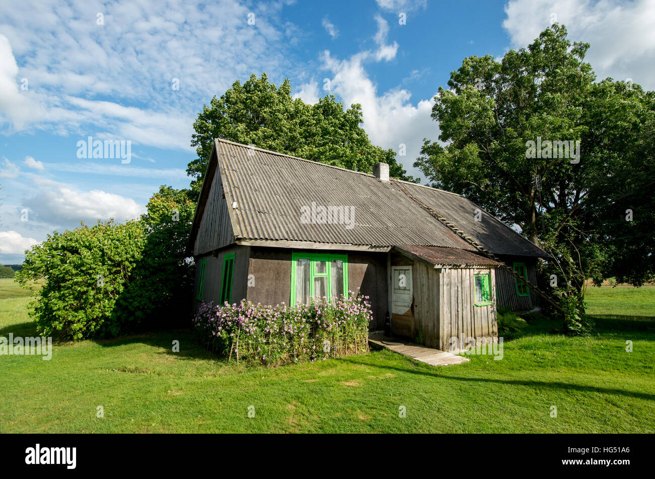 La maison de vie debout dans le jardin vert Banque D'Images