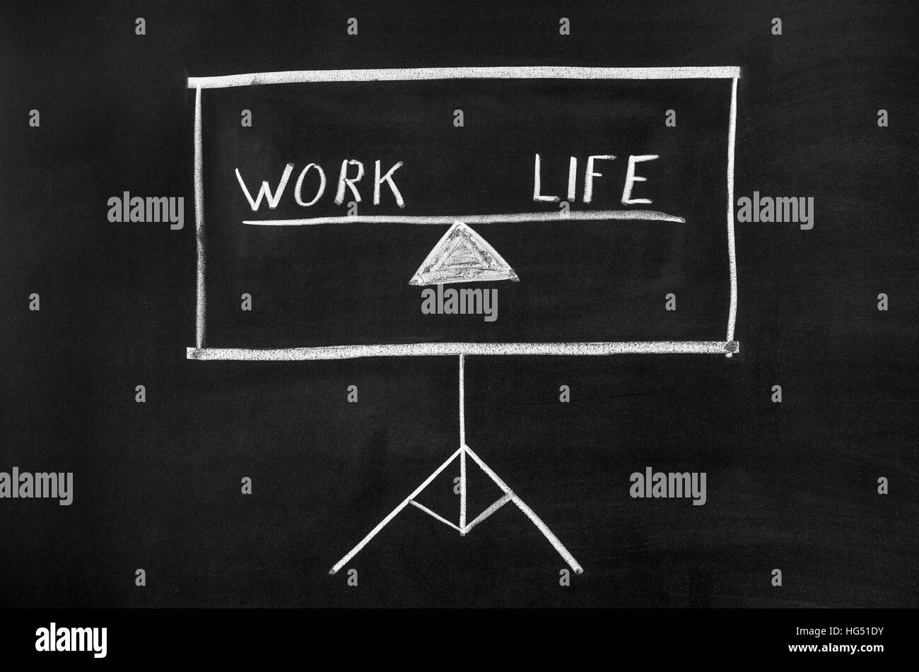 Écran projecteur dessiné sur le tableau noir. L'écran affiche le texte. Banque D'Images