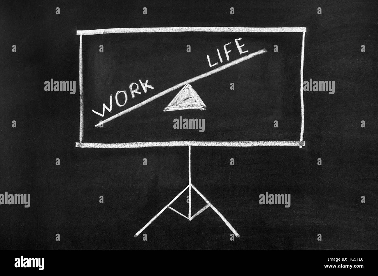 Écran projecteur dessiné sur le tableau noir. L'écran affiche le texte. Banque D'Images