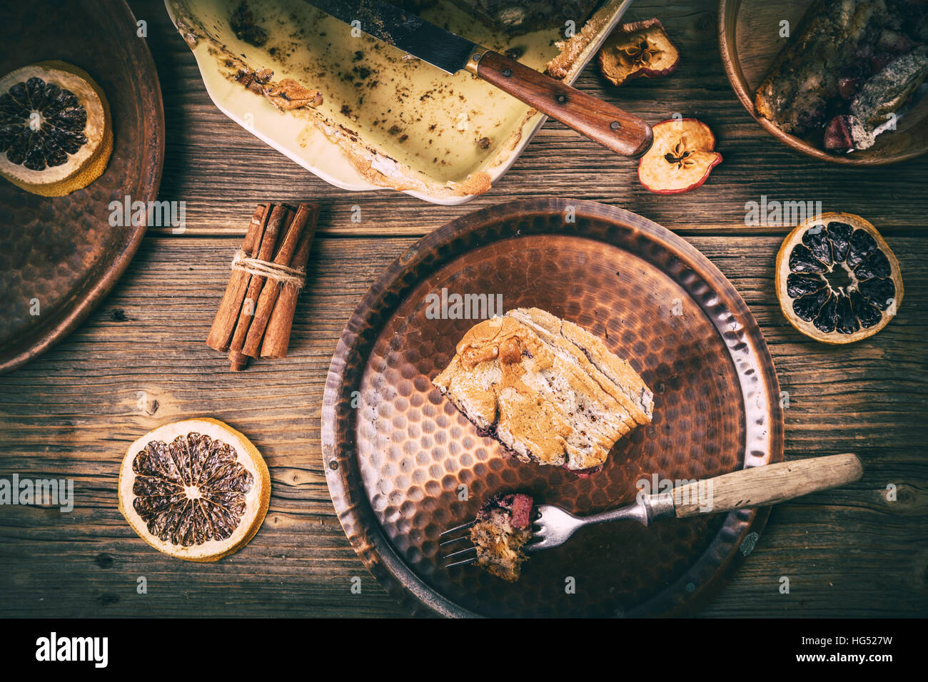 Pouding au pain fait maison sucré dessert avec de la confiture de bleuets et Apple Banque D'Images