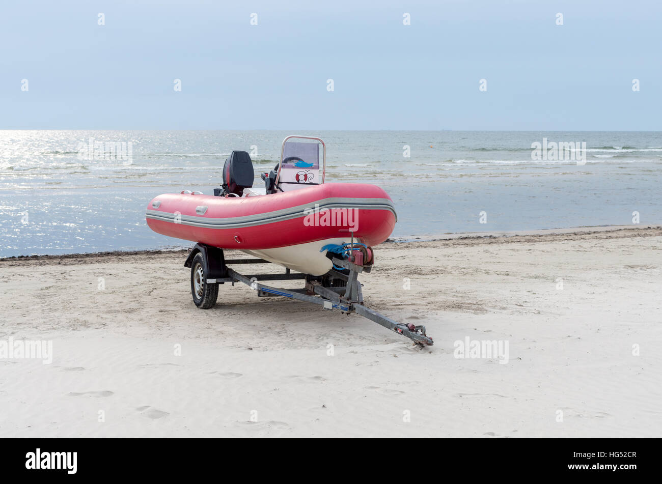Le bateau gonflable debout dans le chariot à la mer Banque D'Images
