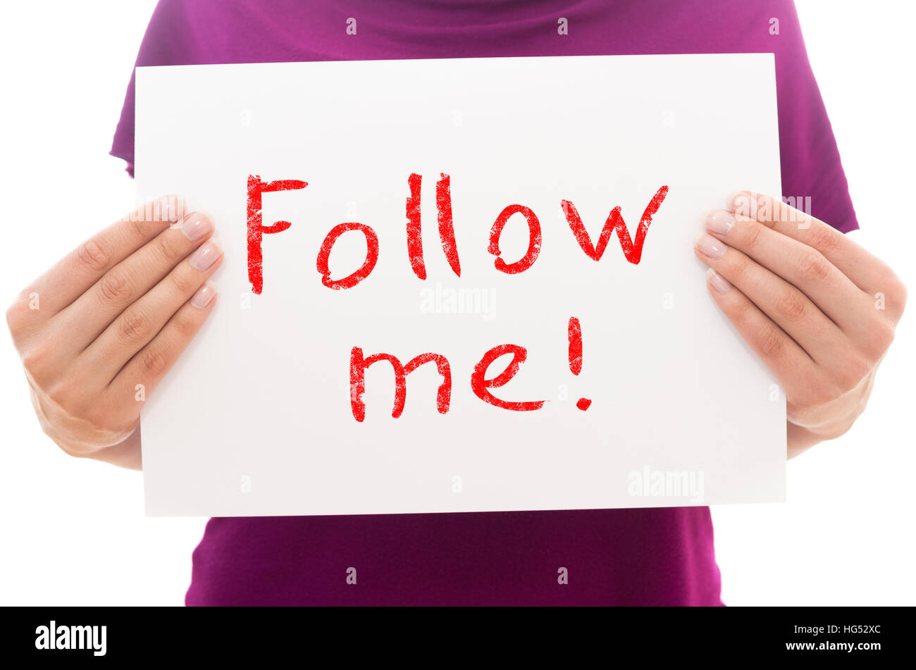 Girl holding feuille de papier blanc avec texte Suivez-moi Banque D'Images