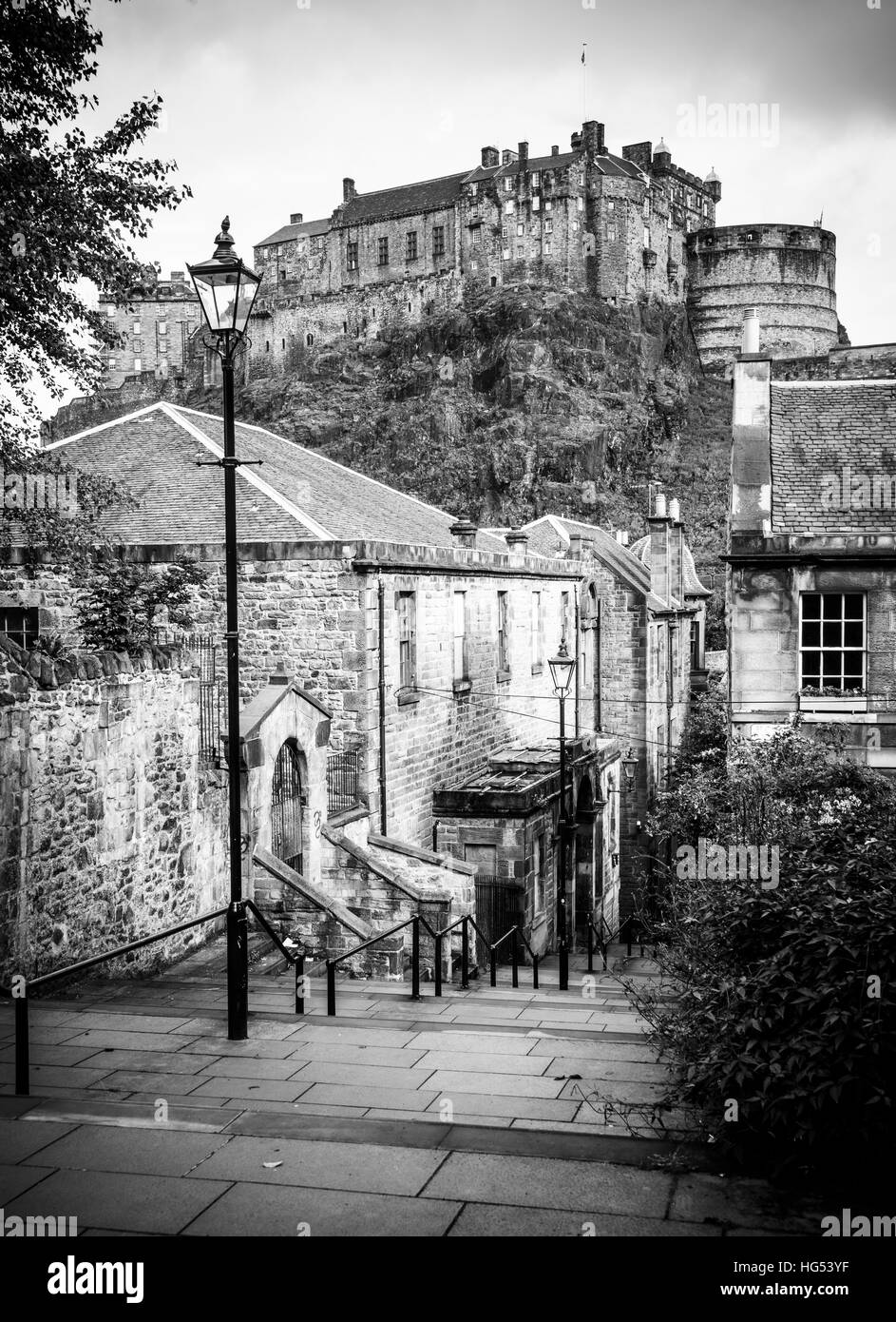 Vue sur le château d'Edimbourg monochromes à partir de la procédure ci-dessous Heriot Place Banque D'Images
