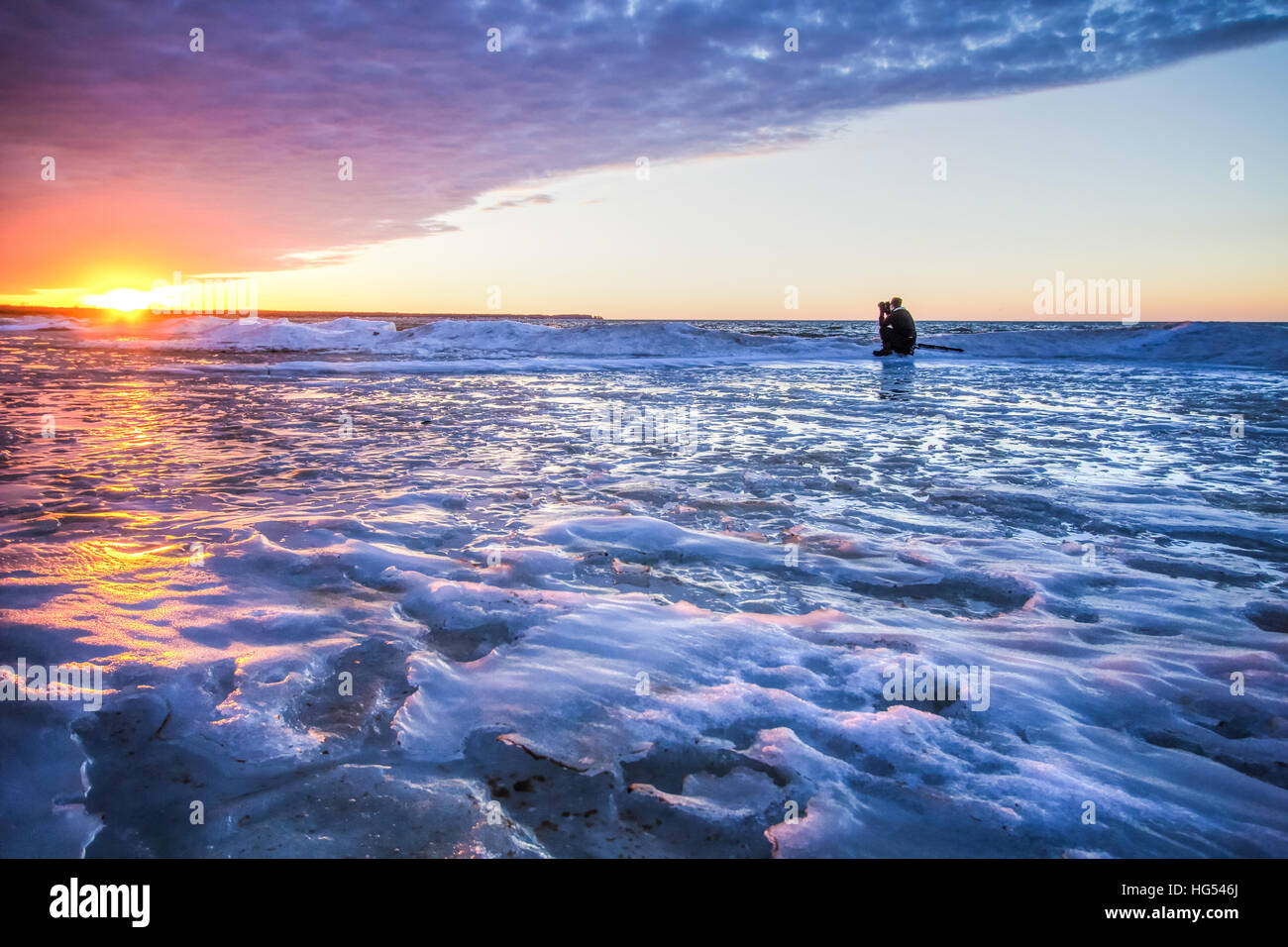 Coucher du soleil d'hiver sur les Grands Lacs. Prise de vue photographe le coucher de soleil sur la côte glacée des Grands Lacs. Parc d'État de port Crescent Banque D'Images