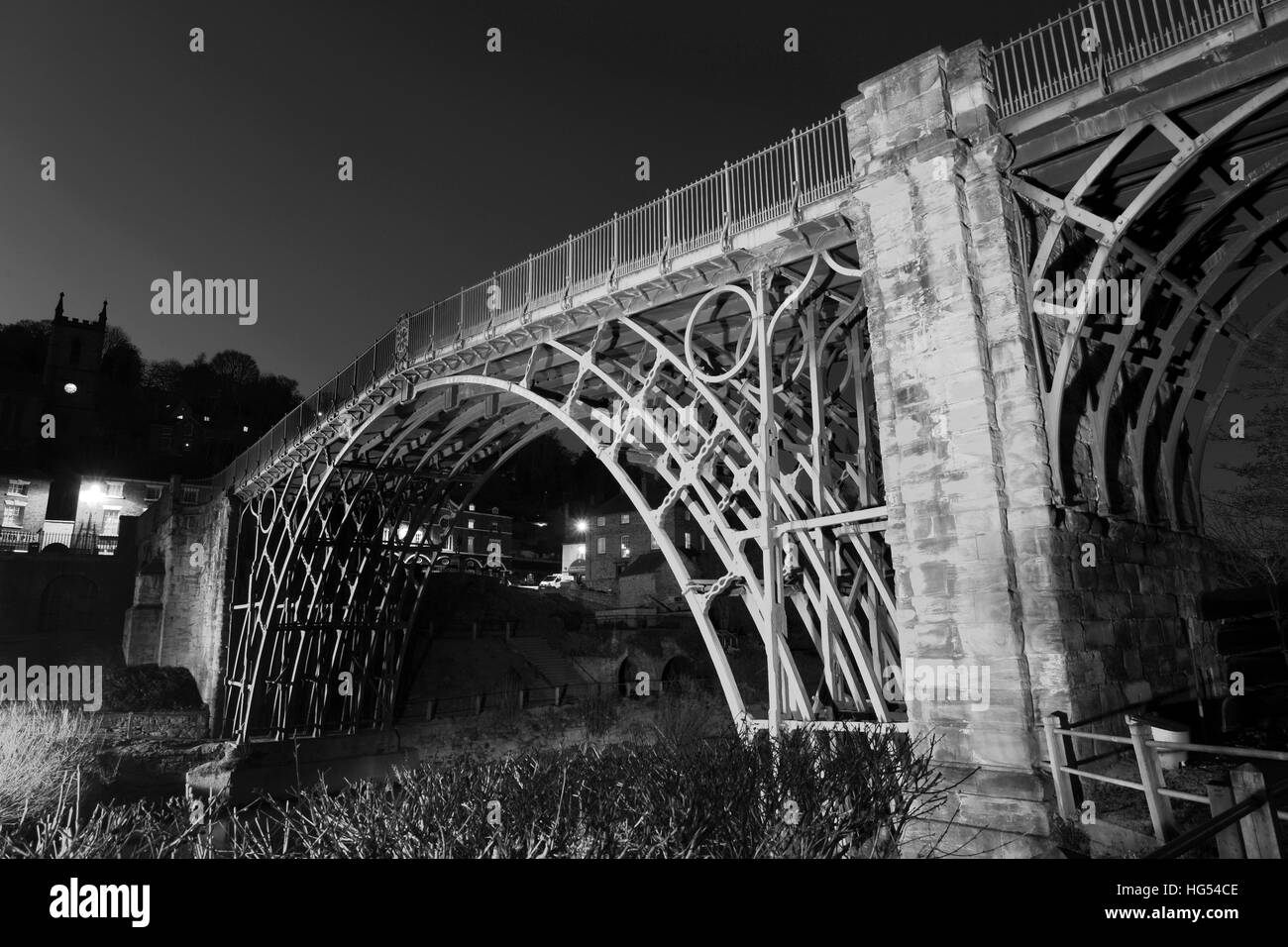 Le premier pont en fonte dans le monde, en traversant la rivière Severn, Ironbridge Ironbridge, ville, comté de Shropshire, Angleterre, Banque D'Images