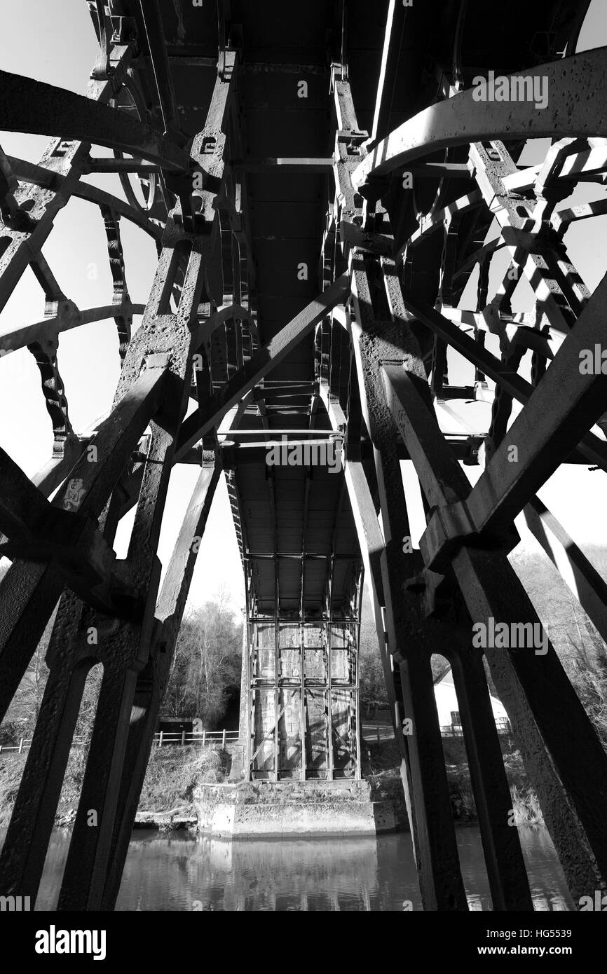 Le premier pont en fonte dans le monde, en traversant la rivière Severn, Ironbridge Ironbridge, ville, comté de Shropshire, Angleterre, Banque D'Images