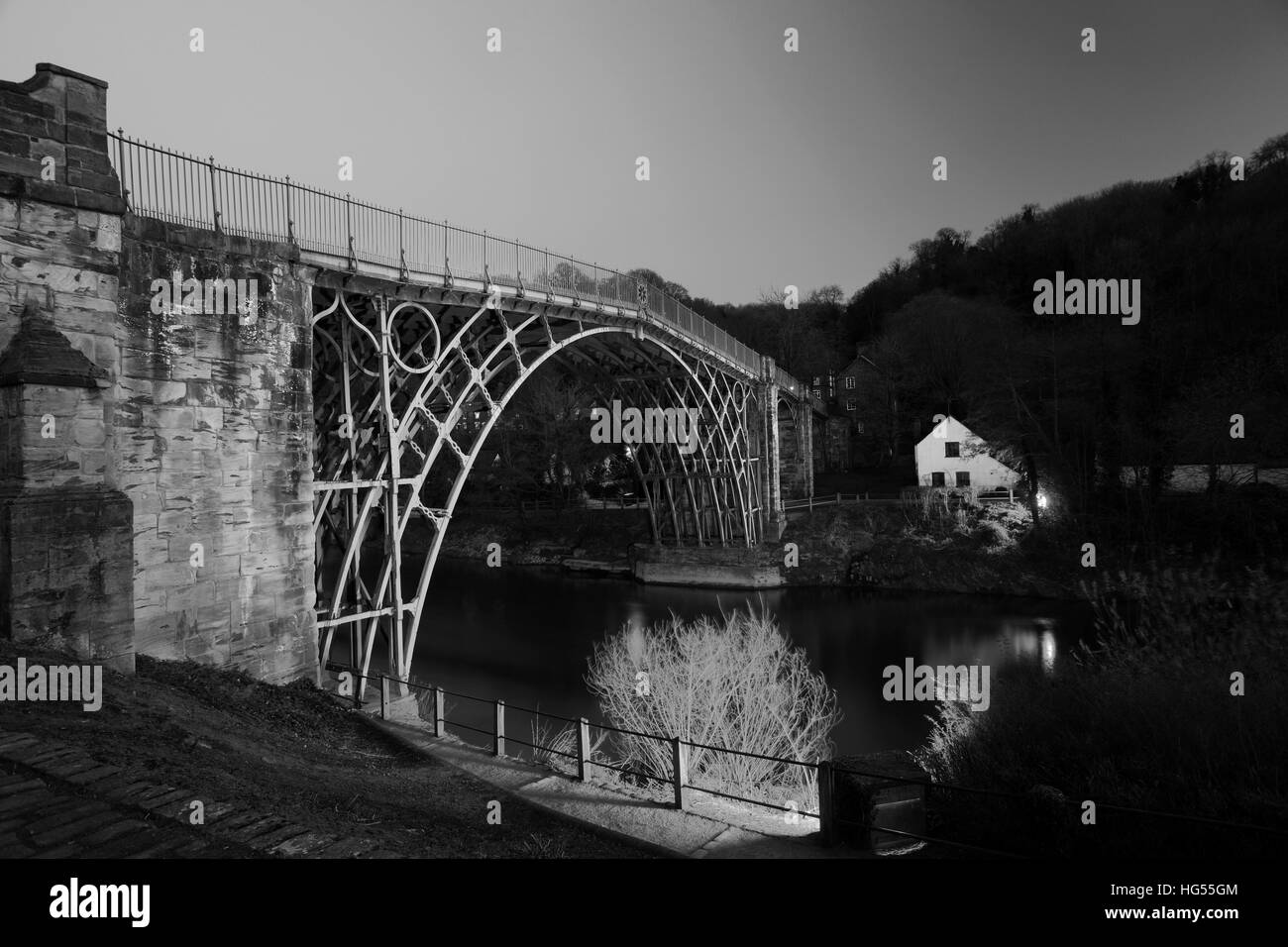 Le premier pont en fonte dans le monde, en traversant la rivière Severn, Ironbridge Ironbridge, ville, comté de Shropshire, Angleterre, Banque D'Images