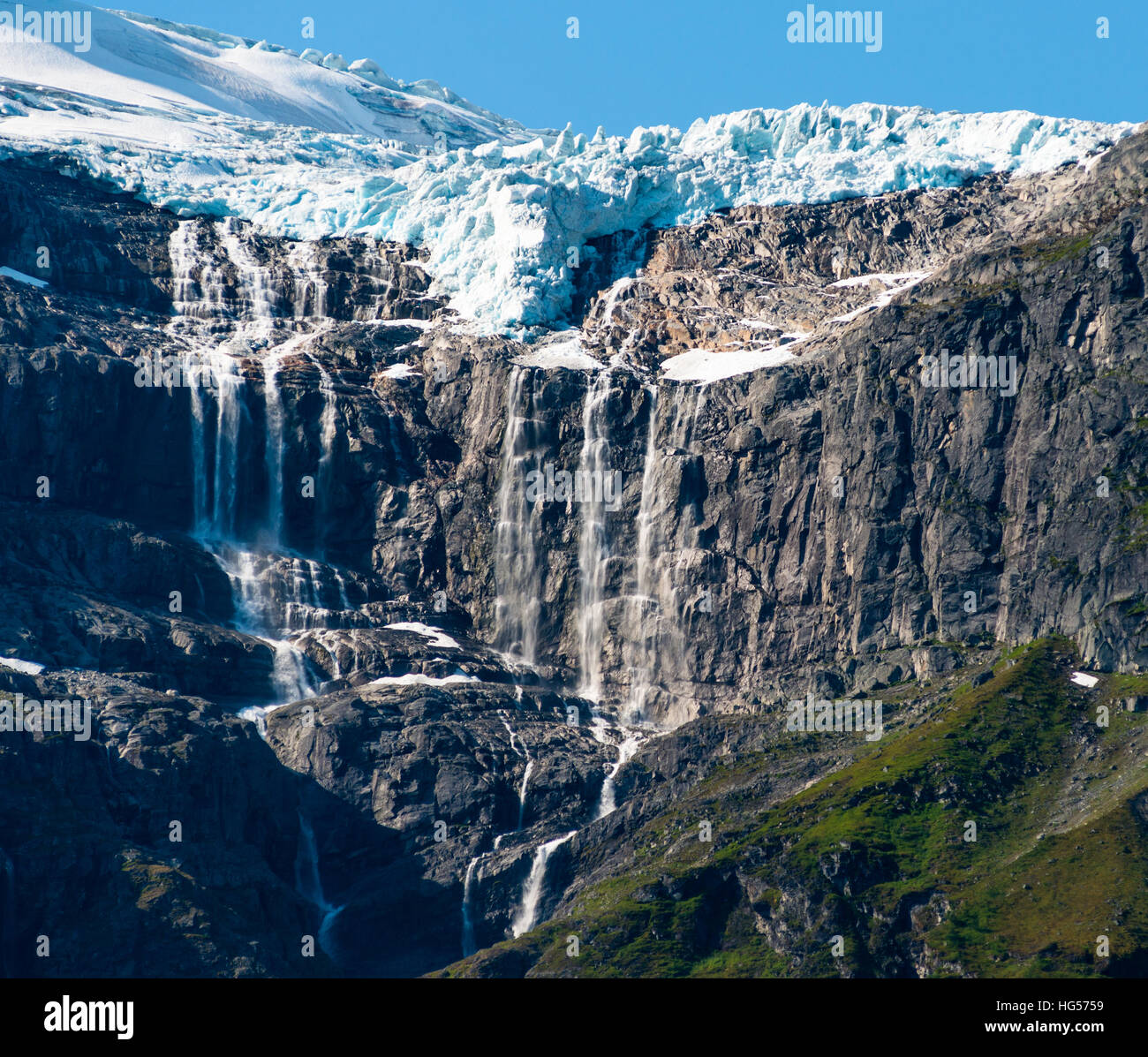 La fonte des glaciers vus de près de Lac Oldevatnet Olden, off fjord, la Norvège. Banque D'Images