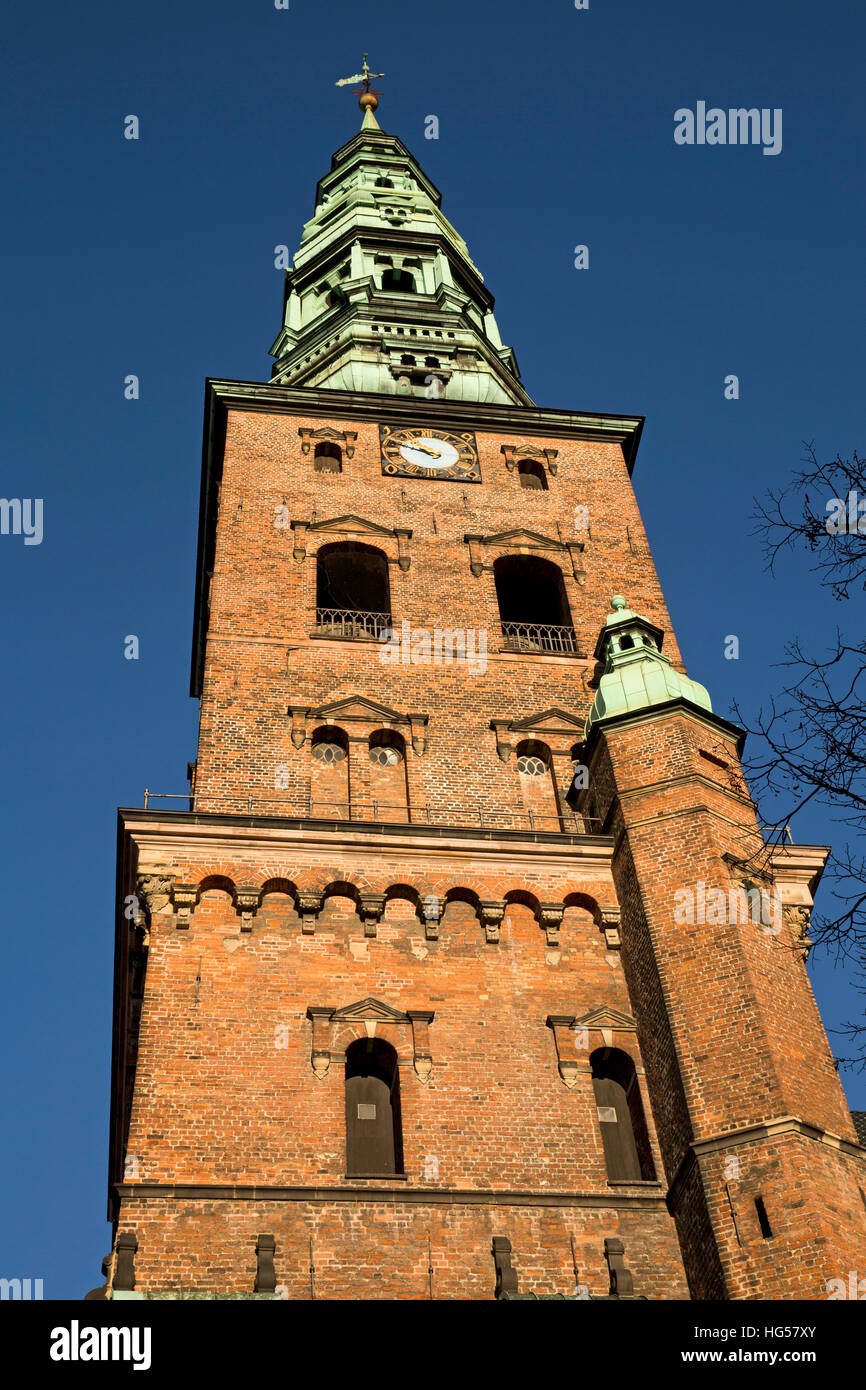 Danemark, copenhague, Nicolaj Plads, spire du vieux Saint Nicolas', l'église St maintenant Nicolaj Le Kunsthal Centre d'Art Contemporain Banque D'Images
