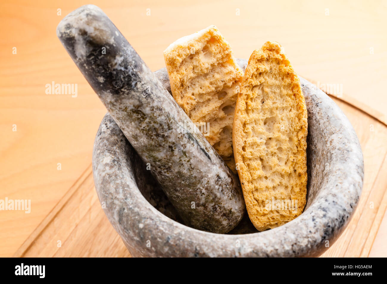 Rusk ou des biscuits en mortier de pierre, prêt à être transformé en chapelure. Banque D'Images
